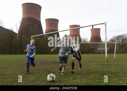 Jungen spielen Fußball in der Nähe von Ironbridge Power Station 2019 Bild von DAVID BAGNALL Stockfoto
