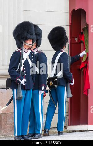 Kopenhagen, Koebenhavn: Königliche Garde, Wachwechsel vor Schloss Amalienborg, M16 Gewehr, in , Seeland, Sjaelland, Dänemark Stockfoto