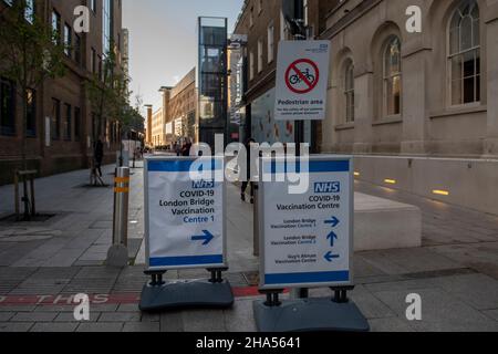 Melden Sie sich zum Impfzentrum in der Nähe der London Bridge. Mit den steigenden Omicron-Fällen wurden die Menschen aufgefordert, eine Auffrischungsimpfung zu erhalten Stockfoto