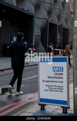 Melden Sie sich zum Impfzentrum in der Nähe der London Bridge. Mit den steigenden Omicron-Fällen wurden die Menschen aufgefordert, eine Auffrischungsimpfung zu erhalten Stockfoto