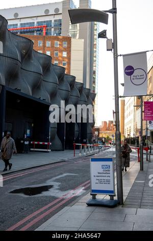 Melden Sie sich zum Impfzentrum in der Nähe der London Bridge. Mit den steigenden Omicron-Fällen wurden die Menschen aufgefordert, eine Auffrischungsimpfung zu erhalten Stockfoto