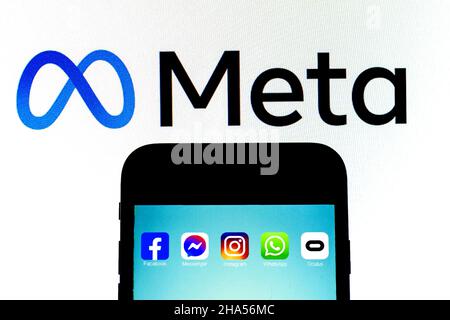 Barcelona, Katalonien, Spanien. 9th Dez 2021. In dieser Abbildung werden die App-Icons von Facebook, Messenger, Instagram, WhatsApp und Oculus VR auf einem Smartphone mit einem Meta-Logo im Hintergrund angezeigt. (Bild: © Thiago Prudencio/DAX via ZUMA Press Wire) Stockfoto