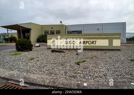 SLIGO, IRLAND - OKTOBER 12 2021 - der Flughafen Sligo ist ein kleiner Flughafen an der Westküste Irlands. Stockfoto