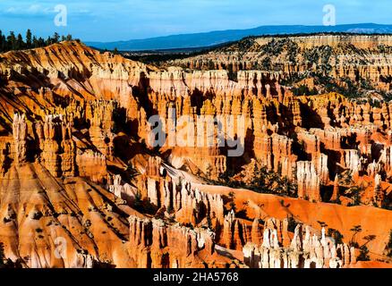 Sunset Point bietet einen Blick auf einige der berühmtesten und atemberaubendsten Hoodoos des Bryce Canyon, den Bryce Canyon National Park, Utah Stockfoto