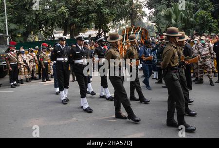 Neu Delhi, Neu Delhi, INDIEN. 10th Dez 2021. Indisches Sicherheitspersonal trägt die Schatulle des Generalstabschefs der Verteidigung, Bipin Rawat, und seiner Frau Madhulika Rawat, in Neu-Delhi, Indien, am 10. Dezember 2021. General Bipin Rawat, seine Frau Madhulika Rawat und 11 andere starben am 08. Dezember, als der Hubschrauber Mi-17V-5, mit dem sie unterwegs waren, in der Nähe von Coonoor, Tamil Nadu, abstürzte. (Bild: © Vijay Pandey/ZUMA Press Wire) Bild: ZUMA Press, Inc./Alamy Live News Stockfoto