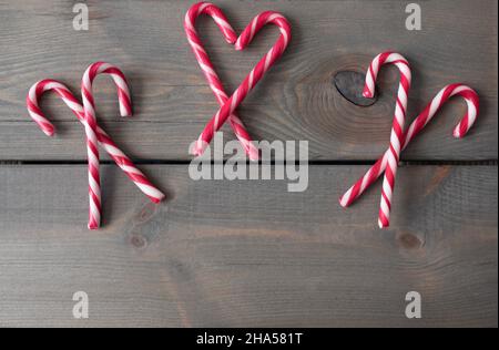 Zuckerstöcke. Weihnachtlicher Hintergrund mit Kopierbereich. Stockfoto