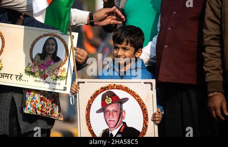 Neu Delhi, Neu Delhi, INDIEN. 10th Dez 2021. Indisches Sicherheitspersonal trägt die Schatulle des Generalstabschefs der Verteidigung, Bipin Rawat, und seiner Frau Madhulika Rawat, in Neu-Delhi, Indien, am 10. Dezember 2021. General Bipin Rawat, seine Frau Madhulika Rawat und 11 andere starben am 08. Dezember, als der Hubschrauber Mi-17V-5, mit dem sie unterwegs waren, in der Nähe von Coonoor, Tamil Nadu, abstürzte. (Bild: © Vijay Pandey/ZUMA Press Wire) Bild: ZUMA Press, Inc./Alamy Live News Stockfoto