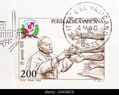 MOSKAU, RUSSLAND - 4. NOVEMBER 2021: Die im Vatikan gedruckte Briefmarke zeigt die Dominikanische Republik (25. Januar 1979), Reisen von Johannes Paul II. In der Serie 1979 Stockfoto