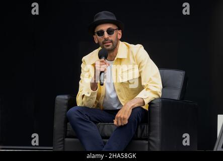 Die französische bildende Künstlerin JR saß nach einer Vorführung des Films „Paper & Glue“ von JR für ein Interview mit der Mitbegründerin des Tribeca Film Festivals, Jane Rosenthal. Stockfoto