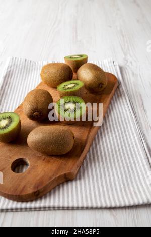 Grüne Bio-Kiwi-Früchte auf rustikalem Holzbrett, Seitenansicht. Speicherplatz kopieren. Stockfoto