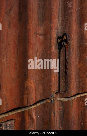 Alter rostiger Haken an einer Wand Stockfoto