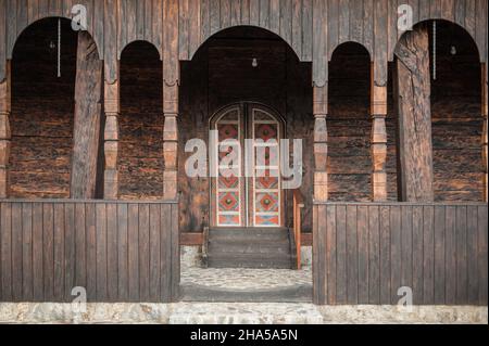 Detailansicht der alten massiven riesigen Kirche hölzerne alte Tür. Eingang des Geheimnisses. Traditioneller, gotischer Grunge-Vintage-Stil. Mittelalterliche Sicherheit und sa Stockfoto