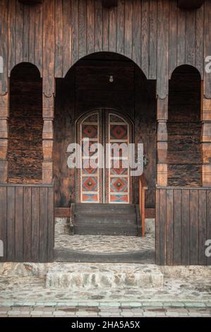 Detailansicht der alten massiven riesigen Kirche hölzerne alte Tür. Eingang des Geheimnisses. Traditioneller, gotischer Grunge-Vintage-Stil. Mittelalterliche Sicherheit und sa Stockfoto