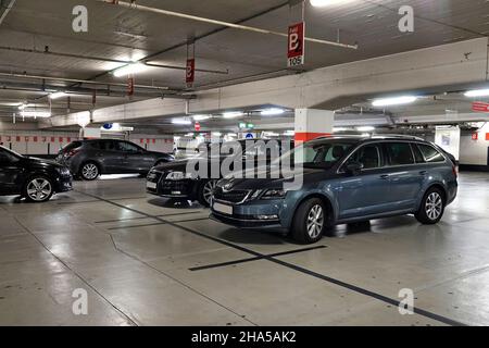 deutschland, Nordrhein-westfalen, köln, Parkhaus, Parkplätze, geparkte Autos, innen Stockfoto