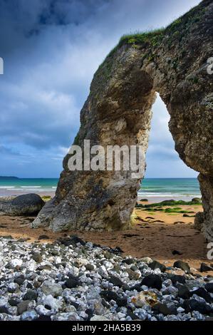 europa, Nordirland, Grafschaft antrim, Causeway-Küste, Felsbogen an der Küste der weißen Felsen bei portrush, Gezeitenzone, Sand- und Kiesstrand Stockfoto
