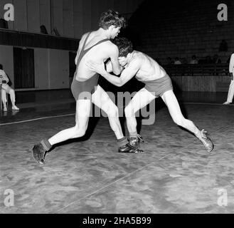 Katowice, 1969-12-06. XIV Miêdzynarodowy Turniej Zapaœniczy o memoria³ Paw³a Jasiñskiego odbywaj¹cy siê w dniach 6 - 7 grudnia 1969 r. w hali sportowej huty Baildom. NZ. walcz¹ Janos Szynoi z wêgierskiego Ferencvaros i Edward Lubañski z GKS Katowice. mb PAP/Kazimierz Seko Katowice, 6. Dezember 1969. Das 14th Internationale Wrestling-Turnier für das Pawel Jasinski Memorial fand am 6. Und 7. Dezember 1969 in der Sporthalle des Stahlwerks Baildon statt. Im Bild: Janos Szynoi vom ungarischen Ferencvaros und Edward Lubanski vom GKS Katowice. mb PAP/Kazimierz Seko Stockfoto