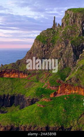 europa, Nordirland, Grafschaft antrim, Causeway Coast, Basaltsäulen auf den Klippen bei bushmills Stockfoto