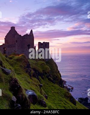 europa, Nordirland, Grafschaft antrim, Causeway Coast, Abendhimmel über dunluce Castle Stockfoto