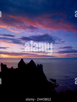 europa, Nordirland, Grafschaft antrim, Causeway Coast, Abendhimmel über dunluce Castle Stockfoto