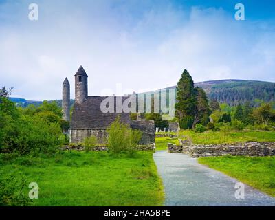 europa, republik irland, Grafschaft wicklow, glendalough Klosterkomplex, runder Turm und Kapelle von St. kevin's Küche Stockfoto