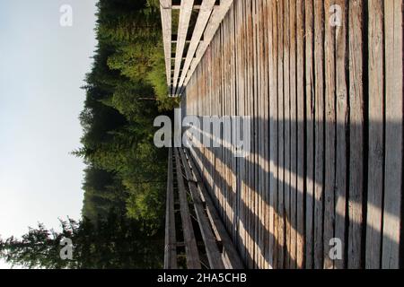 deutschland, oberbayern, isarwinkel, vorderriß, isar, Brücke, Fluss, Gewässer, Holzbrücke, Fußgängerbrücke, Verbindung, verlassen, Ruhe, Stille, Einsamkeit Stockfoto