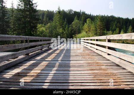 deutschland, oberbayern, isarwinkel, vorderriß, isar, Brücke, Fluss, Gewässer, Holzbrücke, Fußgängerbrücke, Verbindung, verlassen, Ruhe, Stille, Einsamkeit Stockfoto