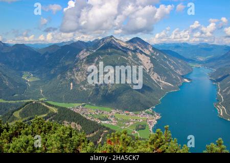 Blick vom bärenkopf (1991m),achensee,links Seebergspitze und seekarspitze,im Vordergrund pertisau,tirol,österreich Stockfoto