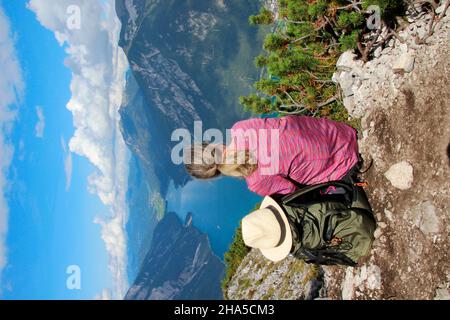 Frau mittleren Alters genießt den Blick vom bärenkopf (1991m), achensee, links Seebergspitze und seekarspitze, rechts rofangebirge, tirol, österreich Stockfoto