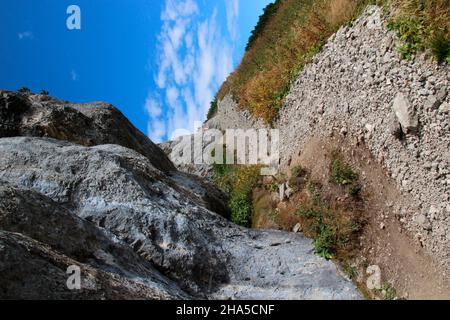 Aufstieg zum bärenkopf (1991m),Felswand,Wanderweg,steinig,auf den letzten Höhenmetern,blauer Himmel,achensee,tirol,österreich Stockfoto