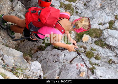 Junge Frauen auf Bergtour über den mittenwalder höhenweg zur Brunnsteinspitze,deutschland,bayern,oberbayern,mittenwald, Stockfoto