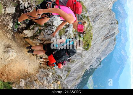 Junge Frauen auf Bergtour über den mittenwalder höhenweg zur Brunnsteinspitze,deutschland,bayern,oberbayern,mittenwald, Stockfoto