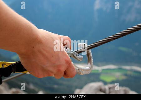 Junge Frau auf Bergtour über den mittenwalder höhenweg zur Brunnsteinspitze,deutschland,bayern,oberbayern,mittenwald, Stockfoto