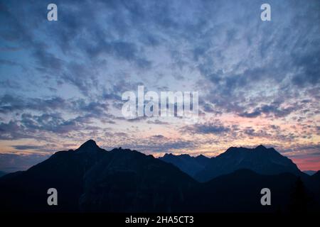 Blick von der brunnsteinhütte auf die Anrspitze, im Hintergrund die wettersteingebirge, Sonnenuntergang, blaue Wolkenstimmung, blaue Stunde Stockfoto