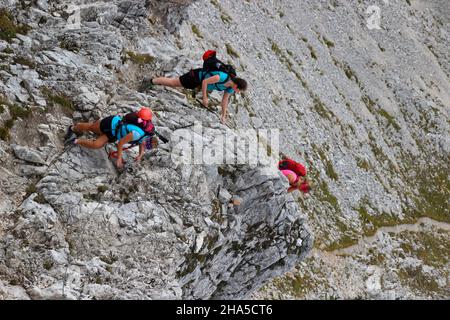 Junge Frauen auf Bergtour über den mittenwalder höhenweg zur Brunnsteinspitze,deutschland,bayern,oberbayern,mittenwald, Stockfoto