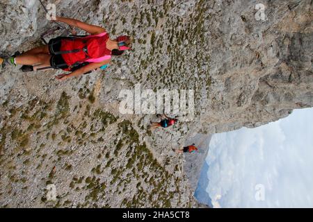 Junge Frauen auf Bergtour über den mittenwalder höhenweg zur Brunnsteinspitze,deutschland,bayern,oberbayern,mittenwald, Stockfoto