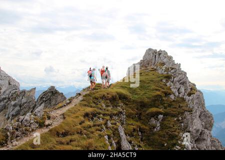 Junge Frauen auf Bergtour über den mittenwalder höhenweg zur Brunnsteinspitze,deutschland,bayern,oberbayern,mittenwald, Stockfoto