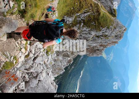 Junge Frau auf Bergtour über den mittenwalder höhenweg zur Brunnsteinspitze,deutschland,bayern,oberbayern,mittenwald, Stockfoto