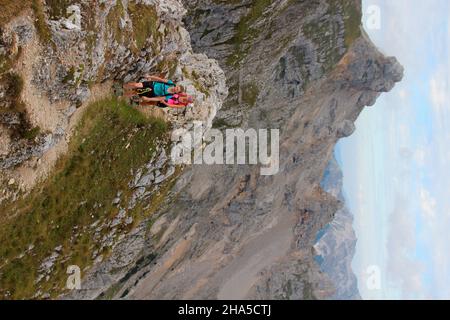 Zwei junge Frauen auf einer Bergtour über den mittenwalder höhenweg zur Brunnsteinspitze,deutschland,bayern,oberbayern,mittenwald, Stockfoto