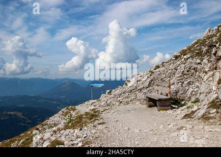 Wanderbank in der Nähe der karwendelbahn Bergstation deutschland,bayern,oberbayern,mittenwald,Wolkenbildung Stockfoto