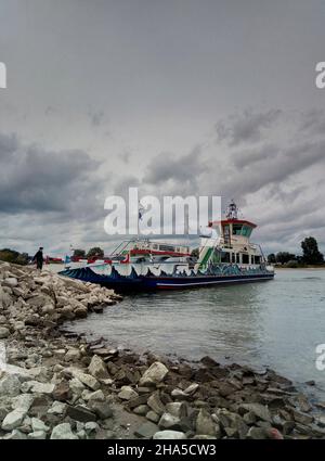 Fähre auf dem rhein mit Wolkenstimmung. Stockfoto