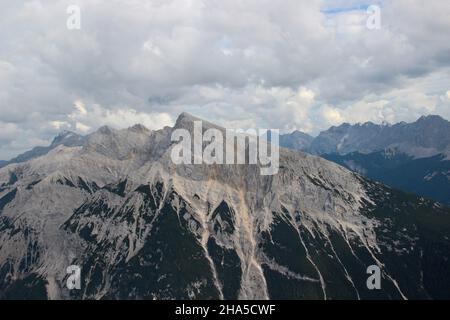 Blick auf die Pleisenspitze (2569m) österreich,Bergtour über den mittenwalder höhenweg zur Brunnsteinspitze,deutschland,bayern,oberbayern,mittenwald, Stockfoto