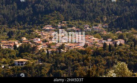 griechenland, griechische Inseln, ionische Inseln, Lefakada oder lefkas, Inselinnern, Berglandschaft, Bergdorf, karya, Blick auf die Stadt im Nachmittagslicht, umgeben von grünen Wäldern Stockfoto