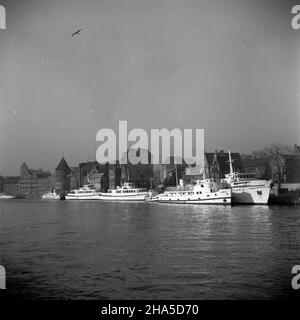 Gdañsk, 1969-12-07. Targ Rybny w G³ównym Mieœcie oraz rejon Zamczyska widziane od strony Mot³awy. NZ. przy nabrze¿U w rejonie Zamczyska cumuj¹ statki pasa¿erskie ¯eglugi Gdañskiej: Halka, Olimpia, Danuta, Aldona i Salomea. mta PAP/Janusz Uklejewski Danzig, 7. Dezember 1969. Der Danziger Fischmarkt in der Hauptstadt und das Zamczysko-Gebiet vom Fluss Motlava aus gesehen. Im Bild Anlegestelle am Kai: Passagierschiffe M/s Halka, Olimpia, Danuta, Aldona und Salomea der Danziger Dampfschiffgesellschaft. mta PAP/Janusz Uklejewski Stockfoto