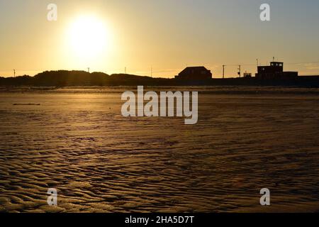 Atemberaubende, natürlich beleuchtete Farbaufnahme, die den Sonnenuntergang am Tees Bay Beach an der Küste von North Yorkshire zeigt. Nehmen Sie die Station South Gare, Redcar, Teesside, Großbritannien Stockfoto