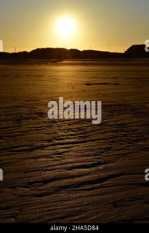 Atemberaubende, natürlich beleuchtete Farbaufnahme, die den Sonnenuntergang am Tees Bay Beach an der Küste von North Yorkshire zeigt. Nehmen Sie die Station South Gare, Redcar, Teesside, Großbritannien Stockfoto