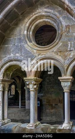 Arkaden mit oculus im Kreuzgang der Abtei sainte marie de fontfroide bei narbonne. Ehemalige zisterzienserabtei, gegründet 1093. Stockfoto