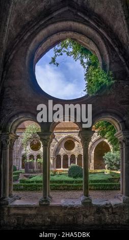 Klosterhof in der Abtei sainte marie de fontfroide bei narbonne. Ehemalige zisterzienserabtei, gegründet 1093. Stockfoto