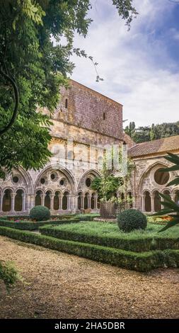 Klosterhof in der Abtei sainte marie de fontfroide bei narbonne. Ehemalige zisterzienserabtei, gegründet 1093. Stockfoto