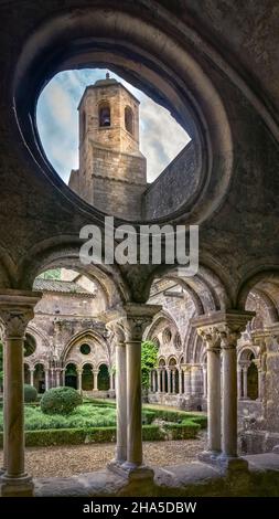 Klosterhof in der Abtei sainte marie de fontfroide bei narbonne. Ehemalige zisterzienserabtei, gegründet 1093. Stockfoto