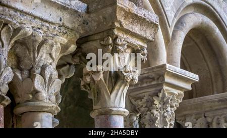 Hauptstadt im Kreuzgang der Abtei sainte marie de fontfroide bei narbonne. Ehemalige zisterzienserabtei, gegründet 1093. Stockfoto